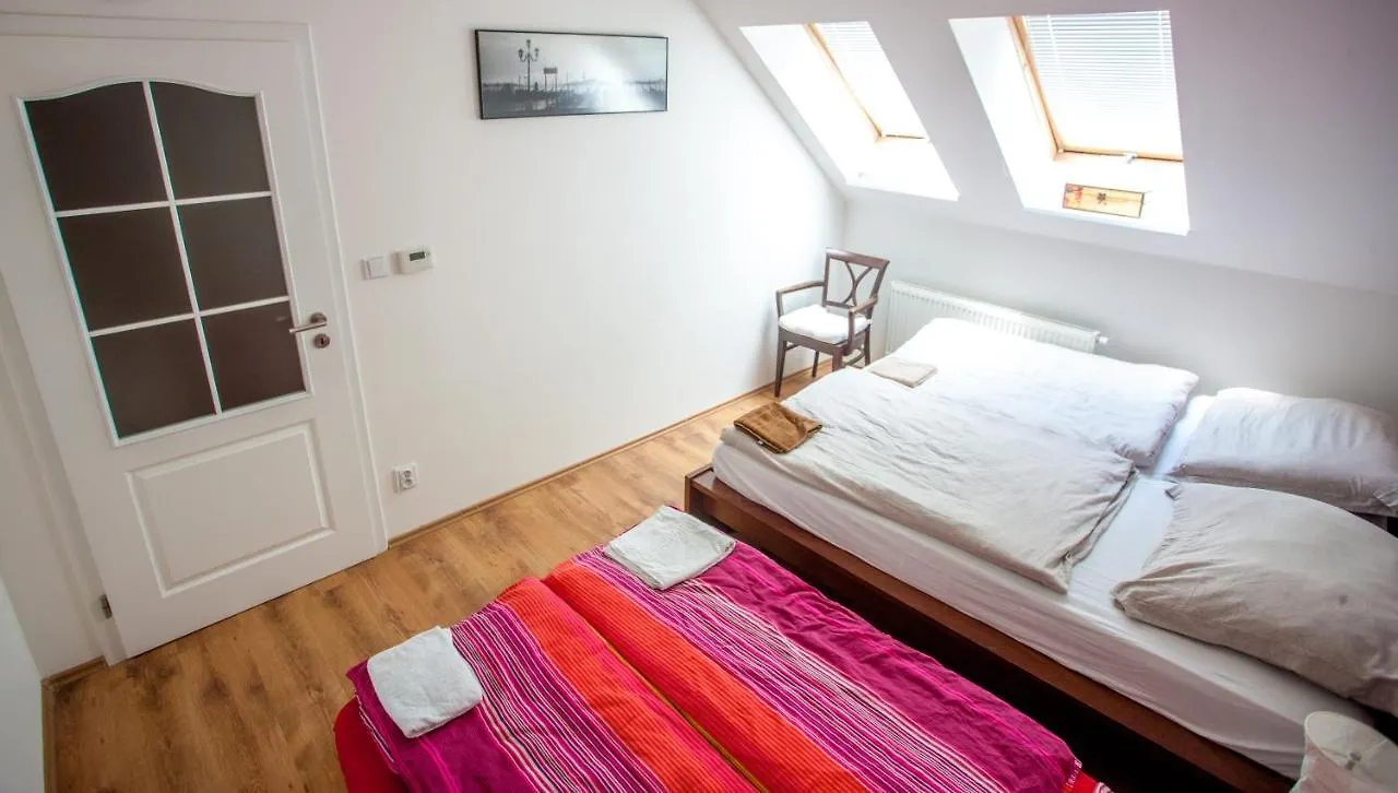 Prague Luxury Villa, Jacuzzi, Hi-Speed Wifi, Hbo, Terrace Bustehrad 0*,