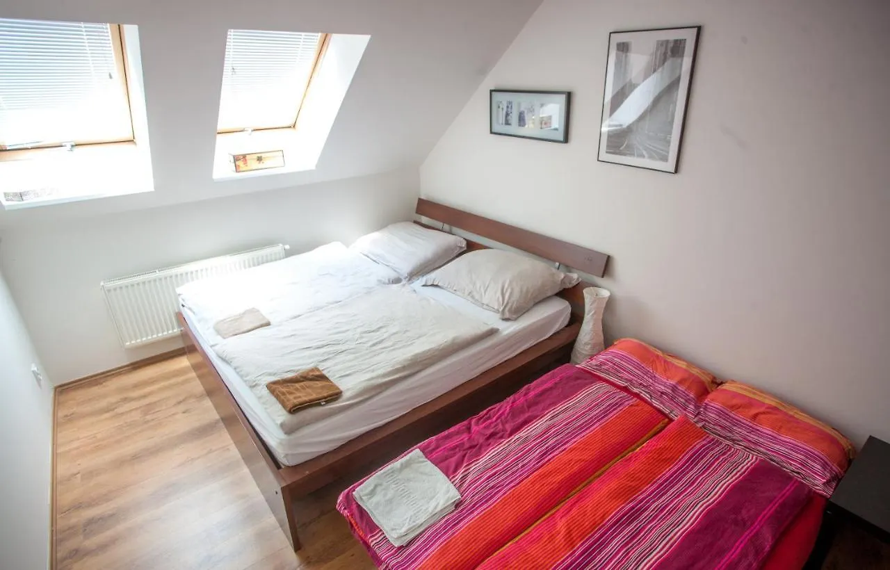 Prague Luxury Villa, Jacuzzi, Hi-Speed Wifi, Hbo, Terrace Bustehrad Вилла