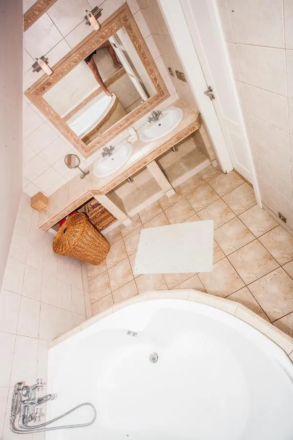 Prague Luxury Villa, Jacuzzi, Hi-Speed Wifi, Hbo, Terrace Bustehrad 0*,  Чехия