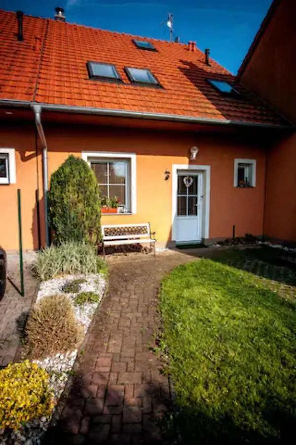 Prague Luxury Villa, Jacuzzi, Hi-Speed Wifi, Hbo, Terrace Bustehrad Вилла